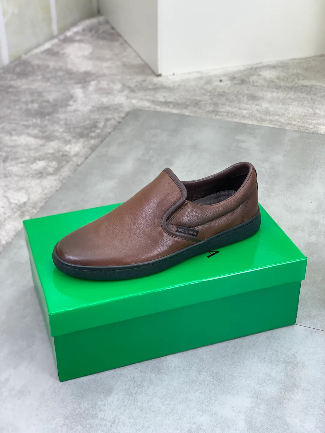 Men's shoes 💰P520 [New model] Water-dyed cow leather 💰High-quality business casual shoes 💎💎💎 BOTTEGA VENETA official website synchronizes the latest top version of BV in the market, accepts material comparison, shoe type comparison, process comparison, practical and textured, versatile and suitable for any occasion, the more you look at it, the more flavorful it becomes. Pure hand-woven craftsmanship - Upper material, hand-woven calfskin imported from Italy 🇮🇹 - High-quality water-dyed cowhide lining - Original private model customized outsole -Size: 39-45 Color: black or brown optional